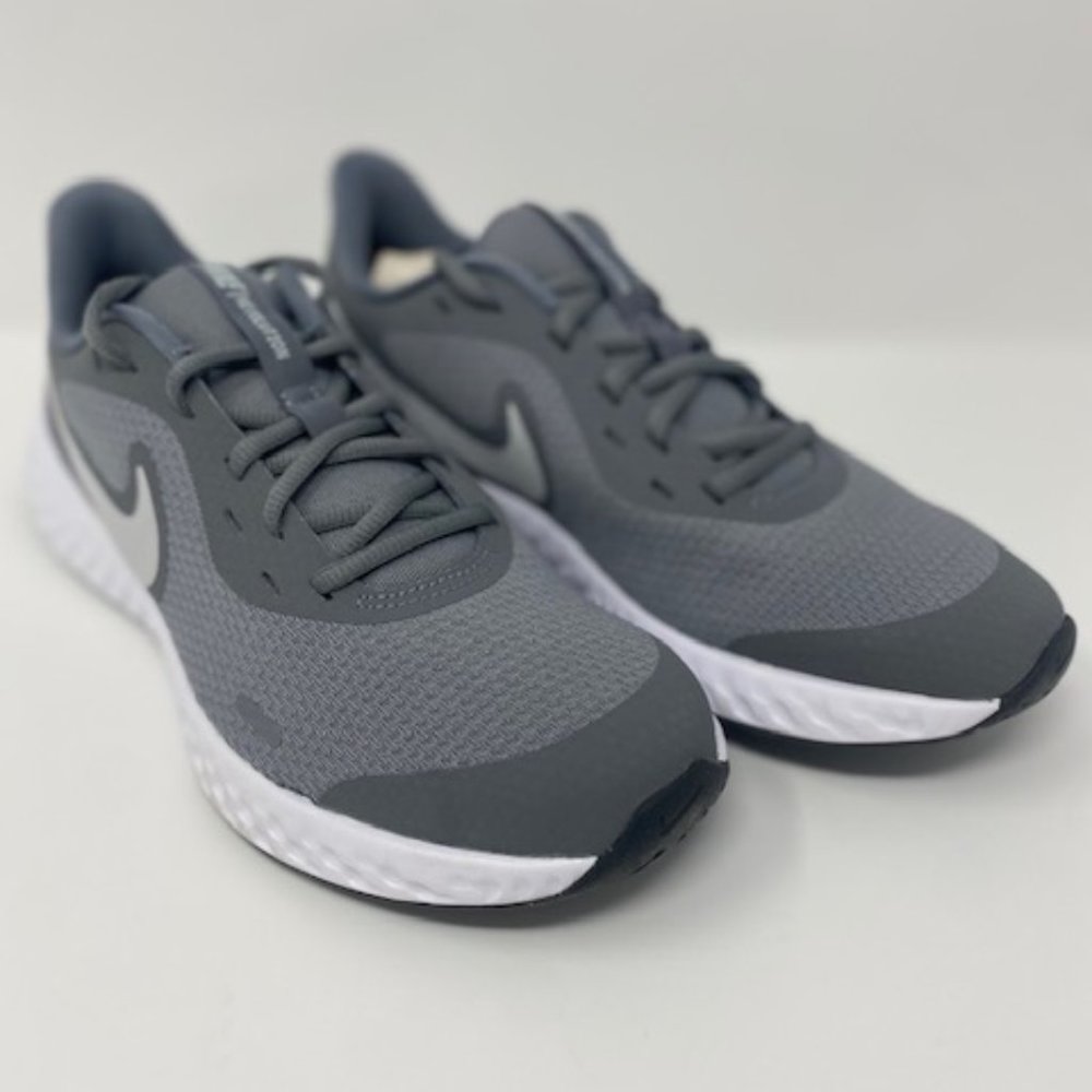 Nike Unisex-Child Revolution 5 Grade School Running Shoe. Size 7Y